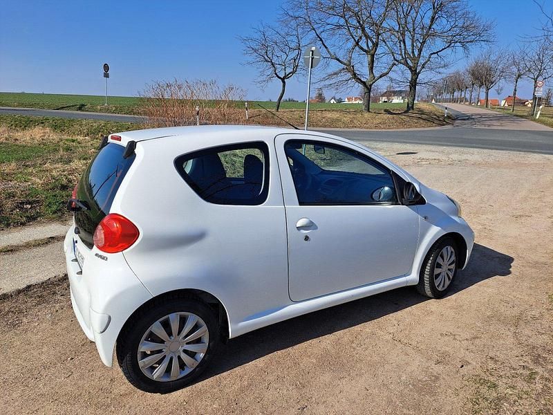 Gebraucht Toyota Aygo 68 PS (50 kW) 2007 Weiß Kleinwagen