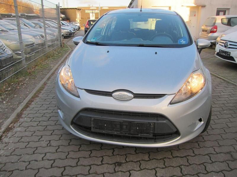 Gebraucht Ford Fiesta 82 PS (60 kW) 2010 Silber Kleinwagen