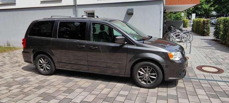 Grau Gebraucht 2017 Dodge Grand Caravan Van / Kleinbus | 13.900 € (Fairer Preis) - Bild 1/4