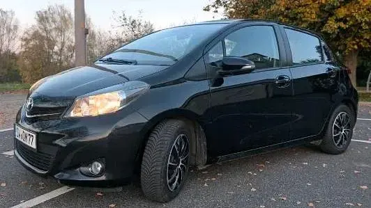 Gebraucht Toyota Yaris 90 PS (66 kW) 2014 Schwarz Kleinwagen