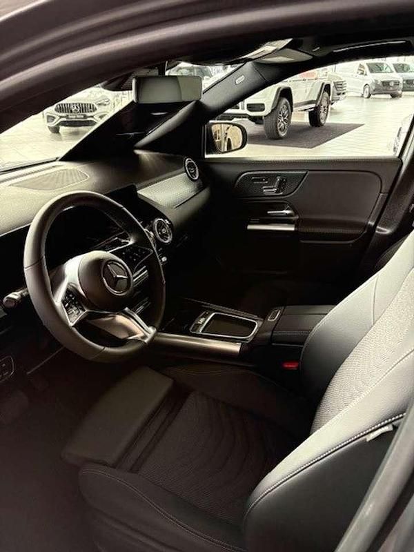 Gebraucht Mercedes GLA200 Night 150 PS (110 kW) 2024 Grau SUV