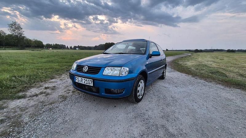 Blau Gebraucht 2001 VW Polo Limousine | 1.999 € (Etwas zu teuer) - Bild 1/4