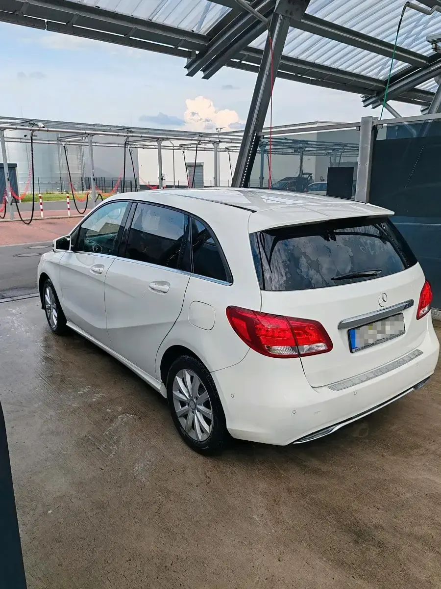 Gebraucht Mercedes B180 109 PS (80 kW) 2015 Weiß Kleinwagen