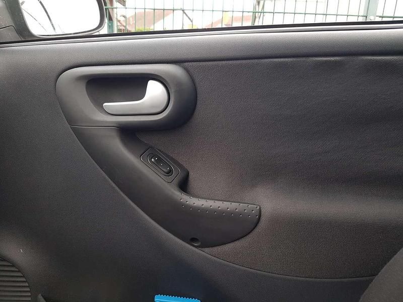 Gebraucht Opel Corsa Sport 75 PS (55 kW) 2004 Silber Limousine