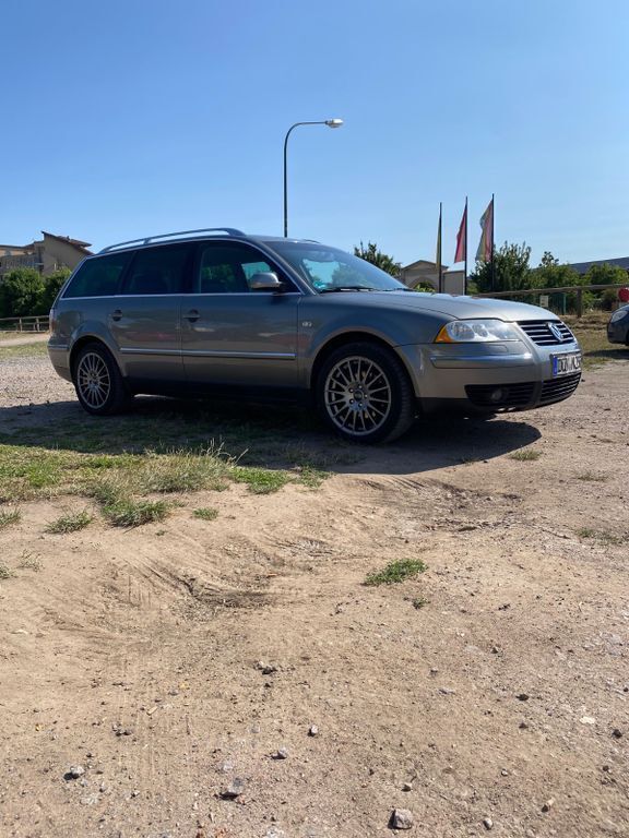 Silber Gebraucht 2001 VW Passat Highline Kombi | 4.000 € (Etwas zu teuer) - Bild 1/4