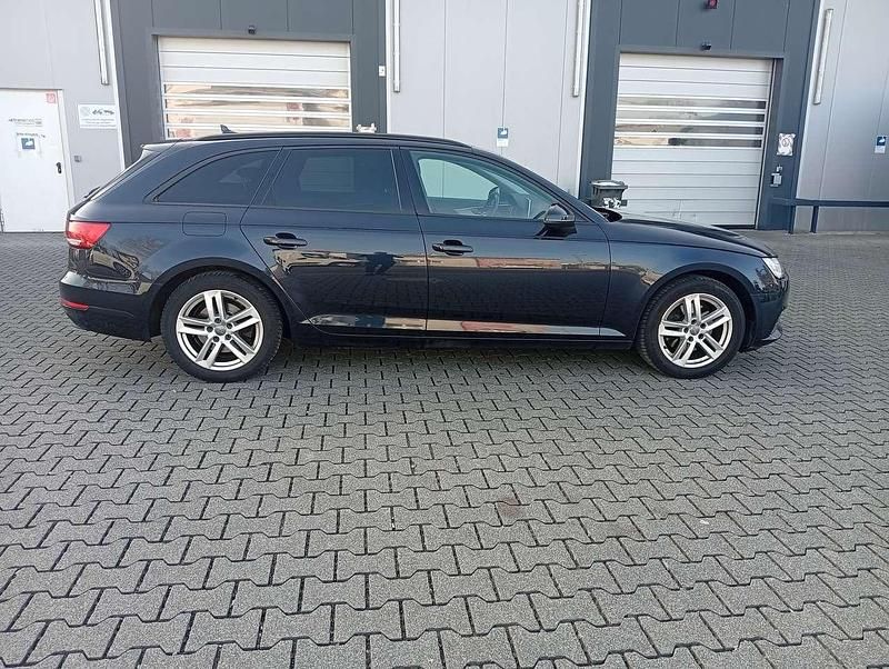 Gebraucht Audi A4 Basis 150 PS (110 kW) 2017 Mondscheinblau metallic Kombi