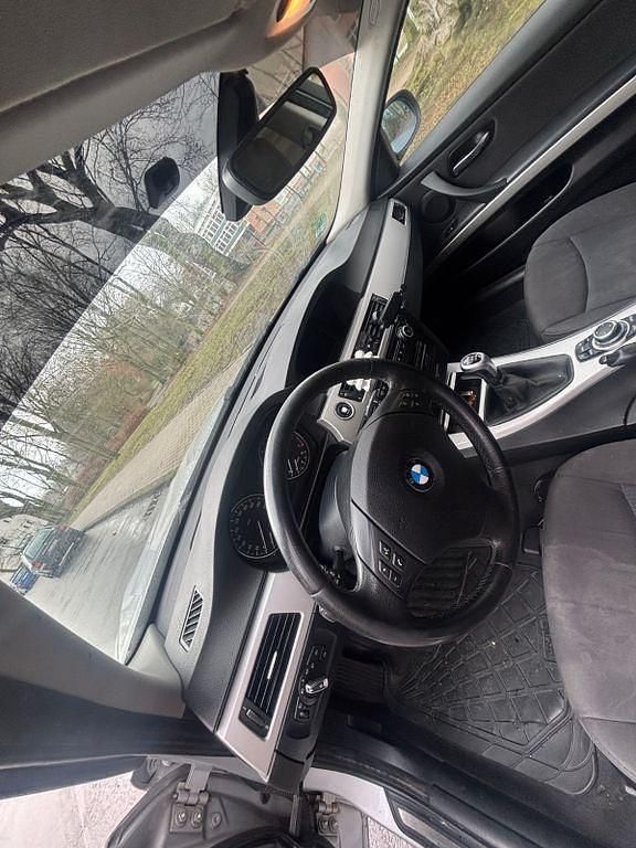 Second-hand BMW 318 143 CP (105 kW) 2009 Argintiu Break