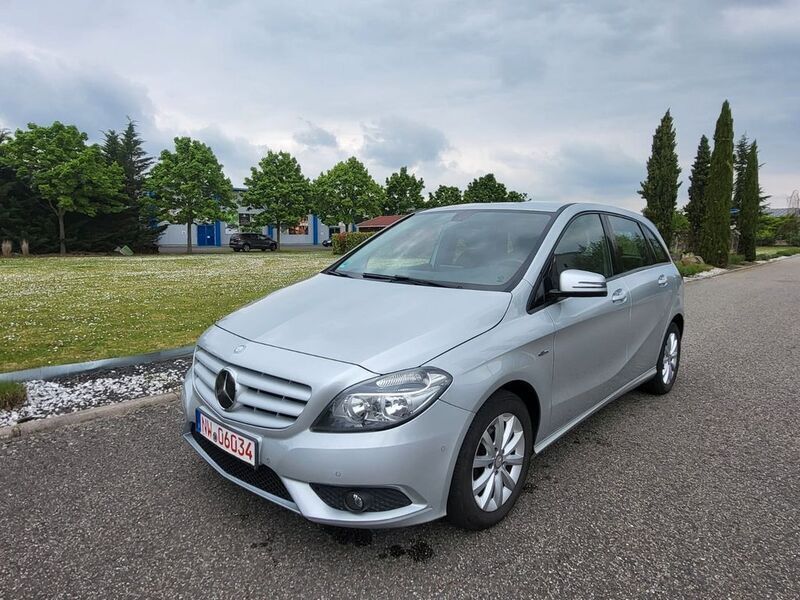 Silber Gebraucht 2011 Mercedes B180 Edition 1 Van / Kleinbus | 5.950 € (Fairer Preis) - Bild 1/4
