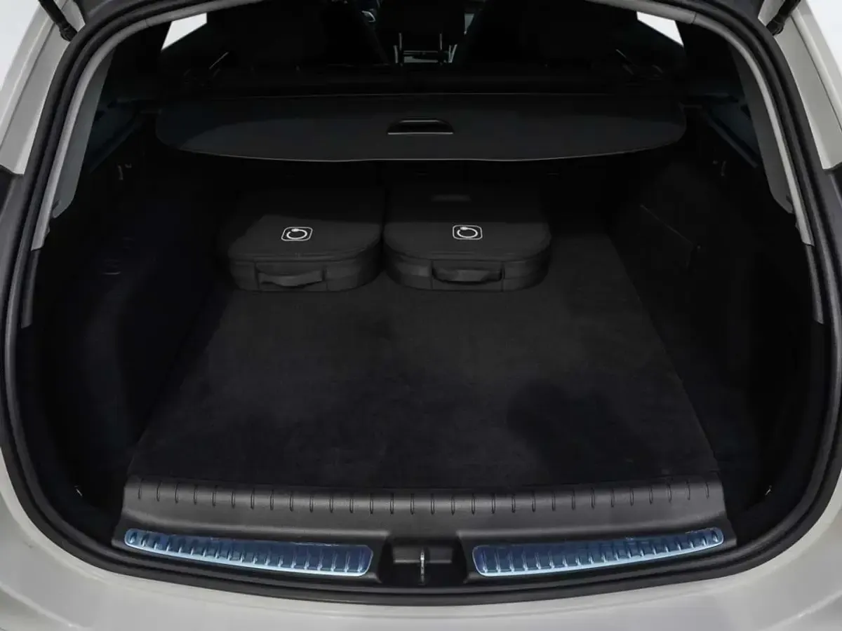 Gebraucht Mercedes C300e Avantgarde 204 PS (150 kW) 2024 Polarweiß Kombi