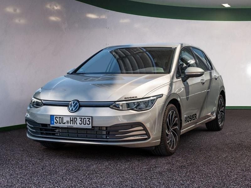 Gebraucht VW Golf VIII Life 150 PS (110 kW) 2024 Silber / ivory silver Limousine