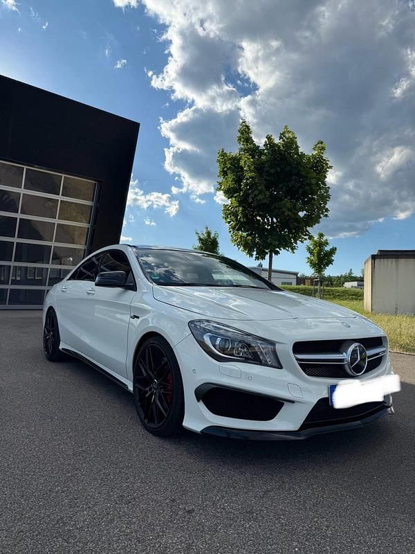 Weiß Gebraucht 2015 Mercedes CLA45 AMG Limousine | 22.000 € (Fairer Preis) - Bild 1/4