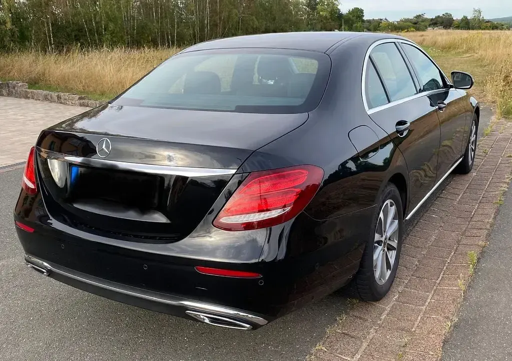 Gebraucht Mercedes E220 194 PS (142 kW) 2019 Schwarz Limousine