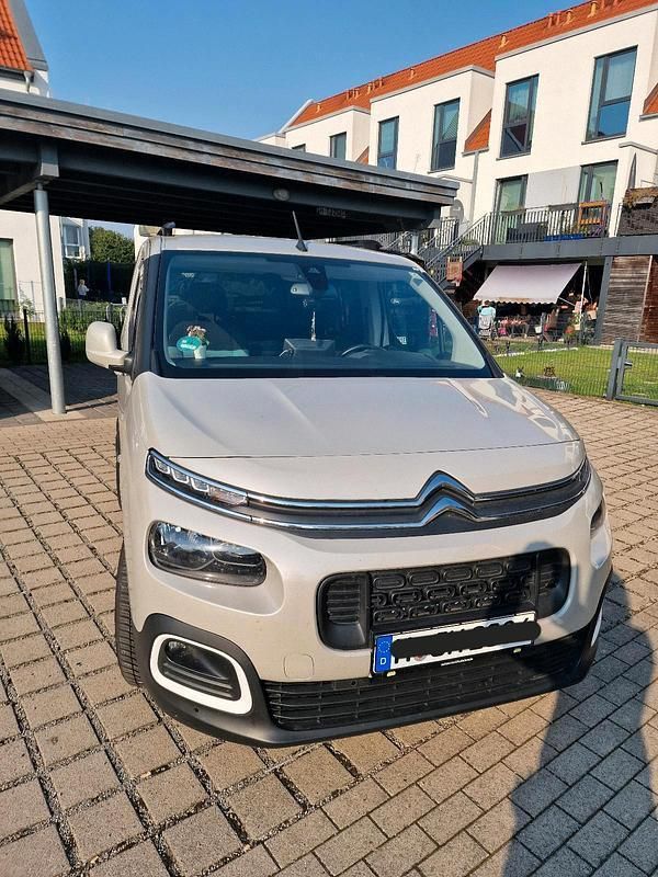 Grau Gebraucht 2020 Citroën Berlingo Feel Van / Kleinbus | 19.000 € (Fairer Preis) - Bild 1/4