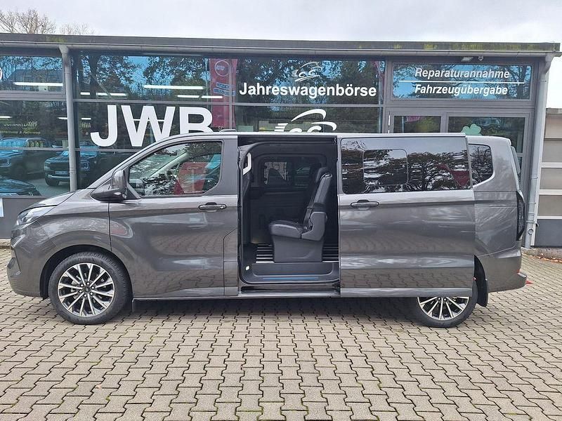 Neu Ford Tourneo Titanium 170 PS (125 kW) 2025 Grau Van / Kleinbus
