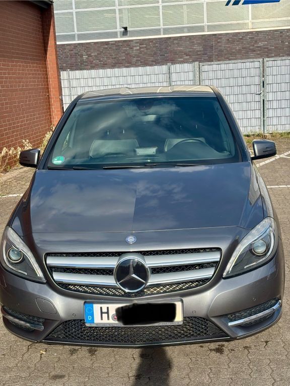 Grau Gebraucht 2014 Mercedes B180 Sport Van / Kleinbus | 10.500 € (Fairer Preis) - Bild 1/4