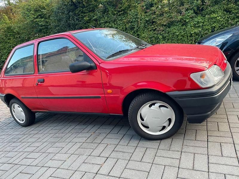 Rot Gebraucht 1996 Ford Fiesta Futura Kleinwagen | 2.000 € - Bild 1/4