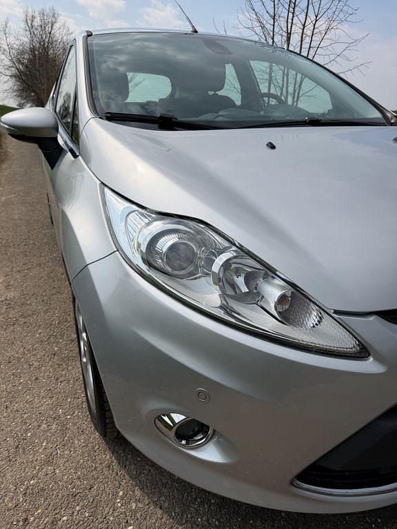 Gebraucht Ford Fiesta Titanium 97 PS (71 kW) 2011 Silber Kleinwagen