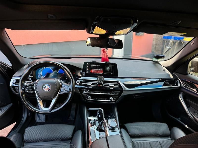Grau Gebraucht 2017 BMW 530 Sport Line Limousine | 21.879 € - Bild 1/4