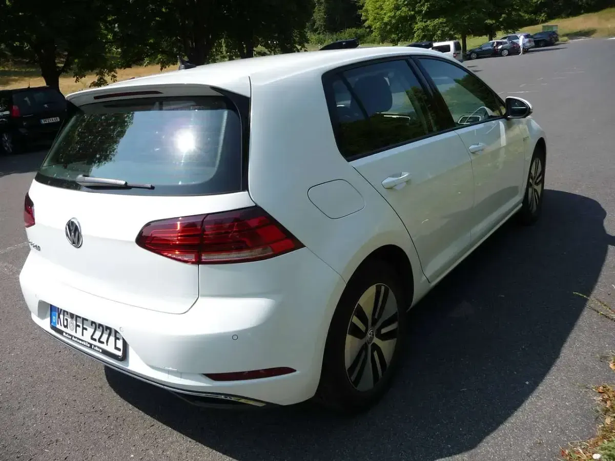 Gebraucht VW e-Golf 100 kW (136 PS) 2019 Weiß Kleinwagen