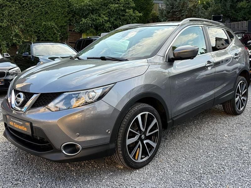 Grau Gebraucht 2016 Nissan Qashqai Tekna SUV | 10.999 € (Fairer Preis) - Bild 1/4