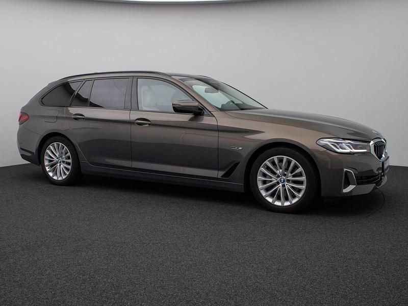 Gebraucht BMW 530e Luxury Line 292 PS (214 kW) 2022 Grau Kombi