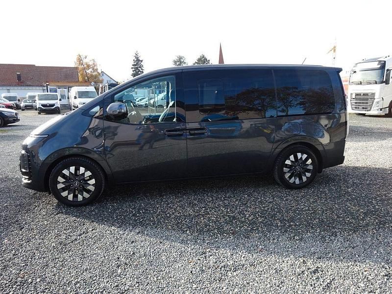 Grau Gebraucht 2023 Hyundai Staria Signature Van | 45.900 € (Etwas zu teuer) - Bild 1/4