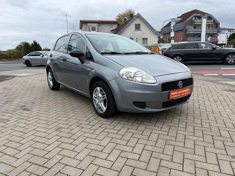 Grau Gebraucht 2012 Fiat Grande Punto Basis Kleinwagen | 3.799 € (Fairer Preis) - Bild 1/4