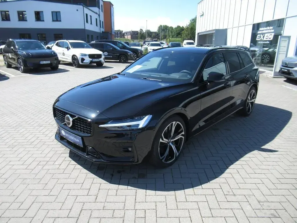 Gebraucht Volvo V60 Plus 197 PS (144 kW) 2024 Schwarz Kombi