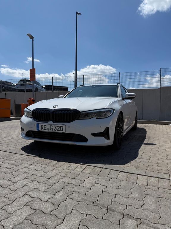 Weiß Gebraucht 2020 BMW 320 Sport Line Kombi | 19.999 € (Etwas zu teuer) - Bild 1/4