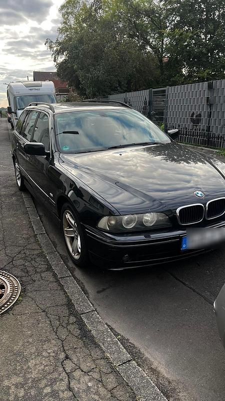 Schwarz Gebraucht 2002 BMW 530 Kombi | 3.700 € (Fairer Preis) - Bild 1/4