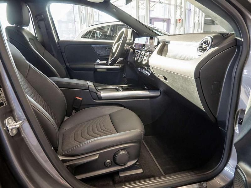 Gebraucht Mercedes EQA300 Advanced 167 kW (228 PS) 2025 Grau SUV