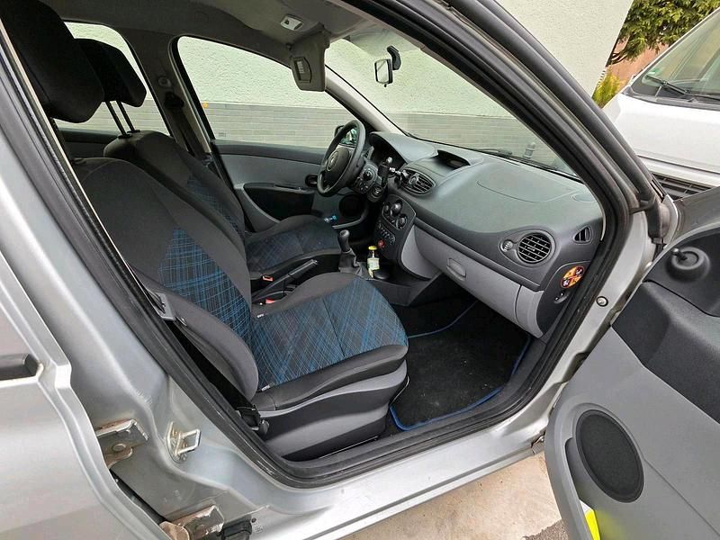 Gebraucht Renault Clio III 75 PS (55 kW) 2006 Silber Limousine