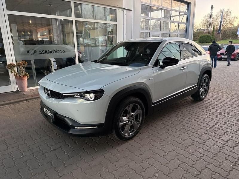 Ceramic white (metallic) Gebraucht 2023 Mazda MX30 Ad'Vantage SUV | 16.480 € (Fairer Preis) - Bild 1/4