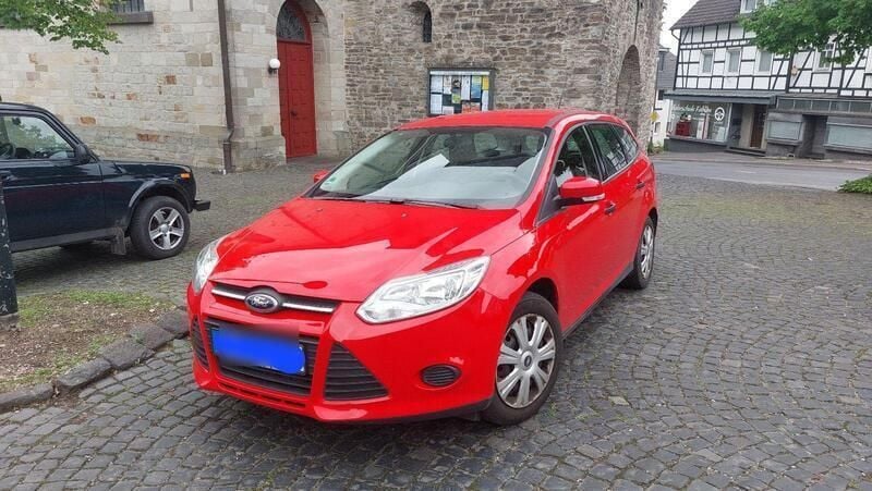 Rot Gebraucht 2014 Ford Focus Ambiente Kombi | 4.500 € (Superpreis) - Bild 1/4