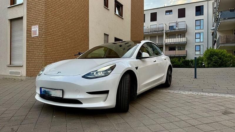 Weiß Gebraucht 2021 Tesla Model 3 Standard Range Plus Limousine | 21.600 € (Fairer Preis) - Bild 1/4