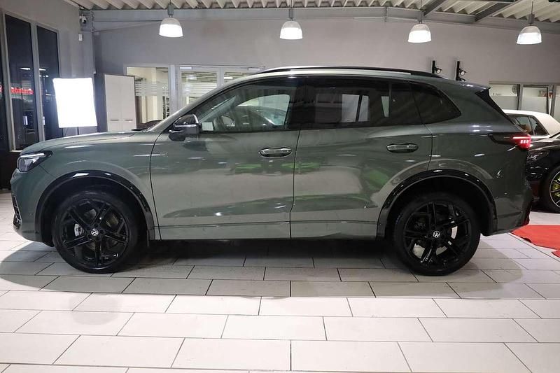 Neu VW Tiguan R-line 193 PS (141 kW) 2025 Cipressinogrün SUV