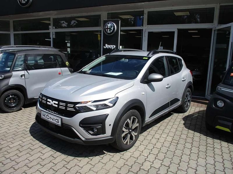 Moonstone grau metallic Gebraucht 2023 Dacia Sandero Expression Kleinwagen | 18.699 € (Etwas zu teuer) - Bild 1/4