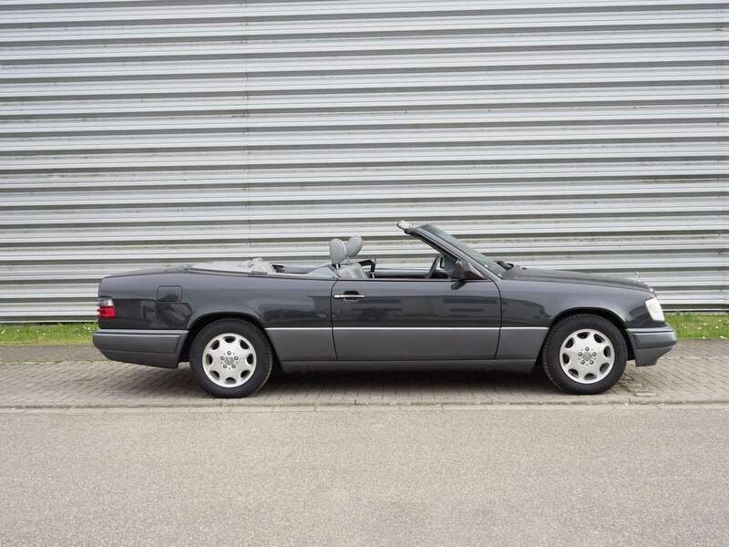 Schwarz Gebraucht 1995 Mercedes E220 Cabrio | 37.500 € - Bild 1/4