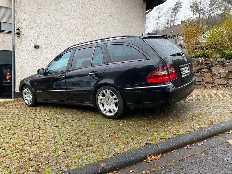 Schwarz Gebraucht 2009 Mercedes E220 Kombi | 5.555 € (Fairer Preis) - Bild 1/4