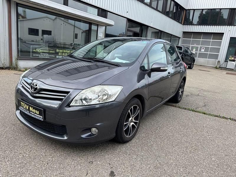 Grau Gebraucht 2010 Toyota Auris Basis Limousine | 5.990 € (Etwas zu teuer) - Bild 1/4