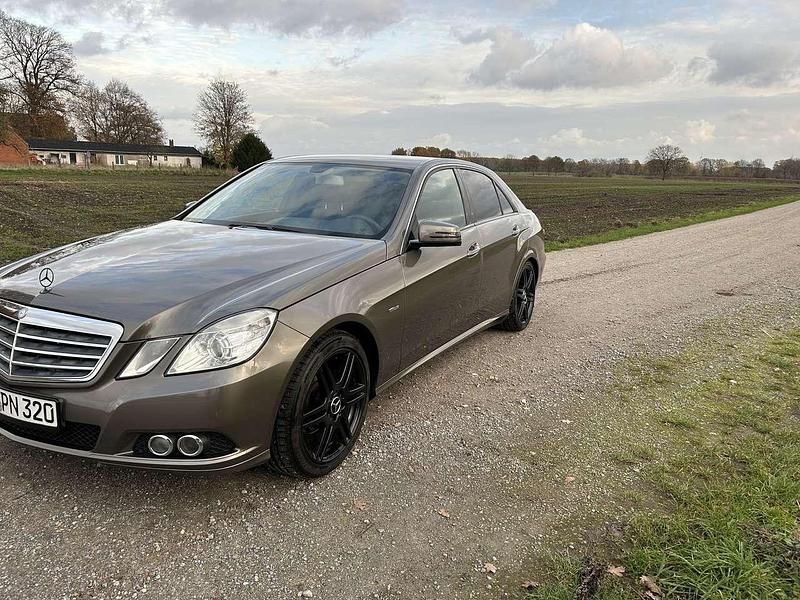 Gebraucht Mercedes E200 Classic 136 PS (100 kW) 2010 Limousine