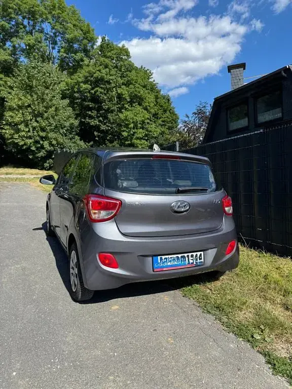 Gebraucht Hyundai i10 Classic 67 PS (49 kW) 2015 Grau Kleinwagen