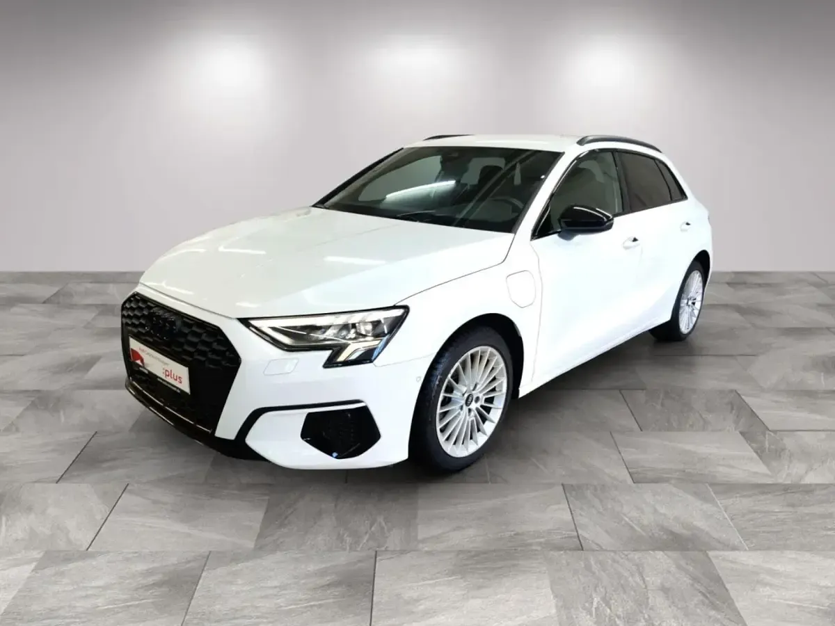 Gebraucht Audi A3 Sportback e-tron Ambiente 204 PS (150 kW) 2022 Ibisweiß Kleinwagen