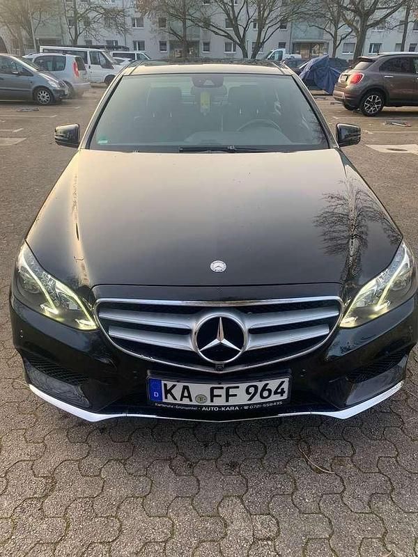 Schwarz Gebraucht 2013 Mercedes E300 Limousine | 18.750 € (Etwas zu teuer) - Bild 1/4