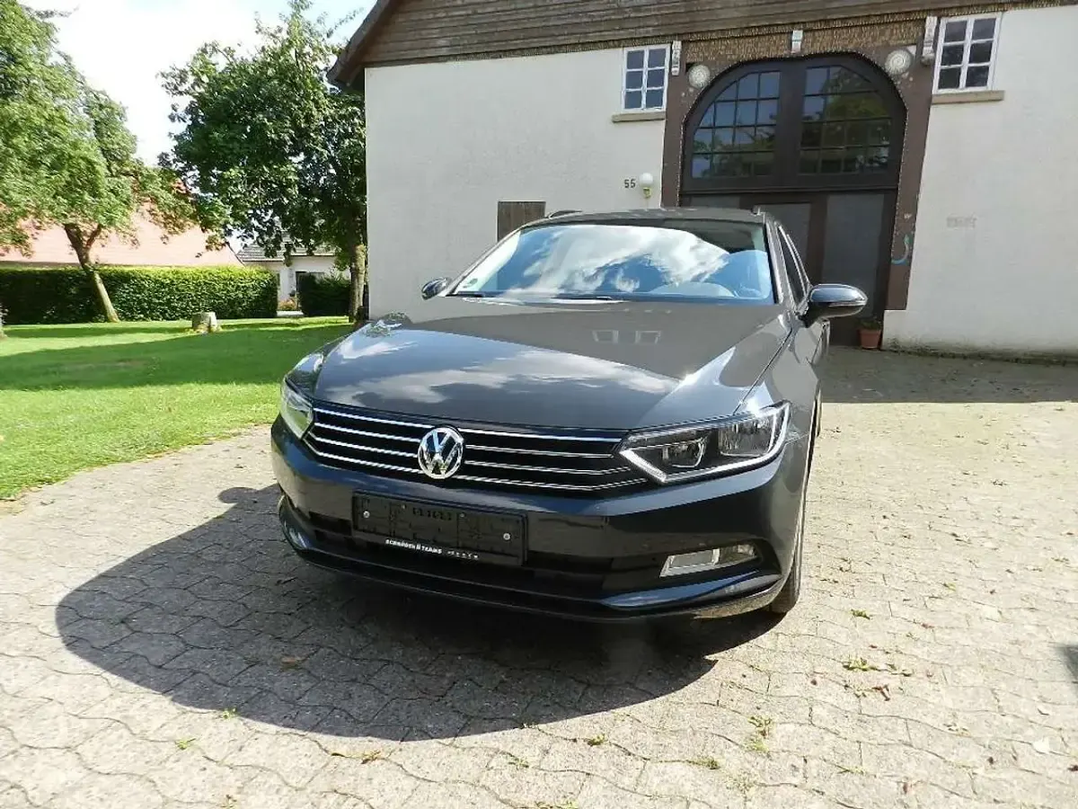 Gebraucht VW Passat Trendline 125 PS (91 kW) 2018 Uranograu Kombi