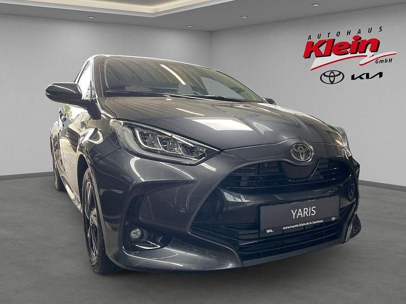Grau Neu 2025 Toyota Yaris Hybrid Limousine | 26.977 € (Fairer Preis) - Bild 1/4