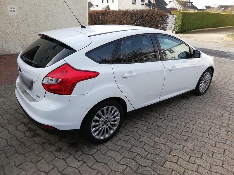 Gebraucht Ford Focus 101 PS (74 kW) 2012 Weiß Limousine