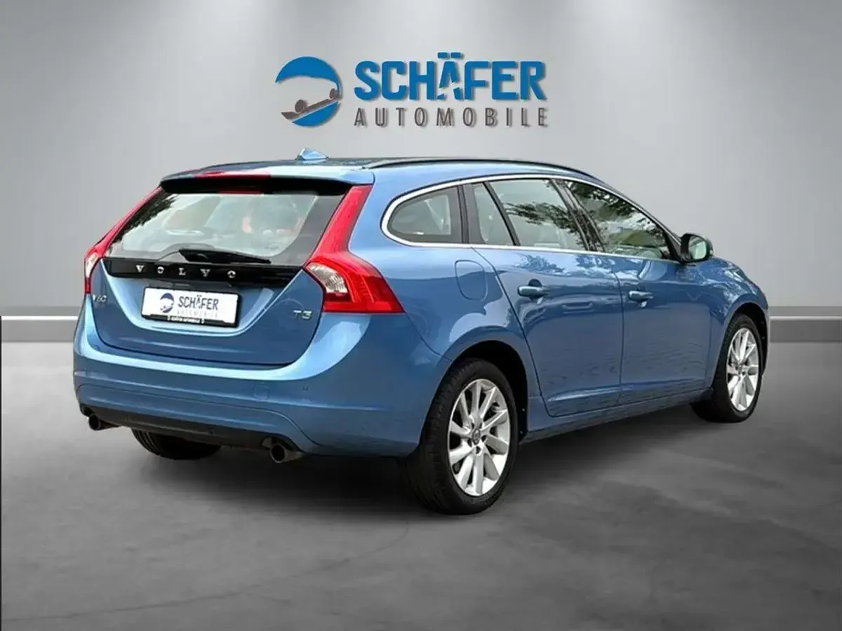 Gebraucht Volvo V60 Momentum 152 PS (111 kW) 2016 Blau Kombi