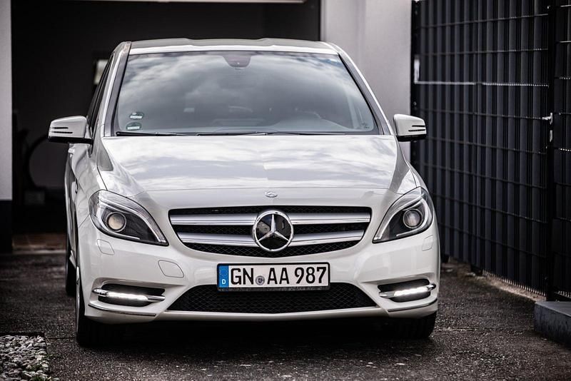 Gebraucht Mercedes B180 125 PS (91 kW) 2012 Weiß Van / Kleinbus