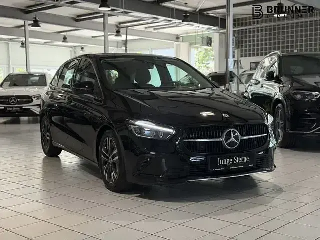 Gebraucht Mercedes B180 Progressive 136 PS (100 kW) 2025 Unilack nachtschwarz Kleinwagen